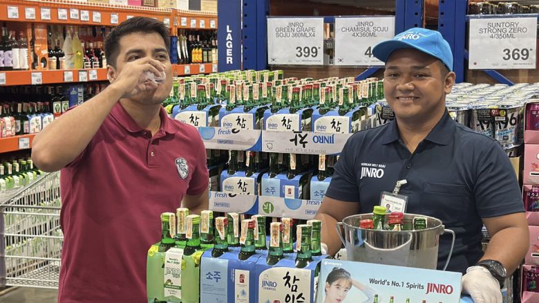 코스트코(Costco) 스타일의 필리핀 현지 회원제 창고형 할인 매장 S&R에선 진로 시음 행사가 진행되고 있다. 윤우열 기자 cloudancer@donga.com