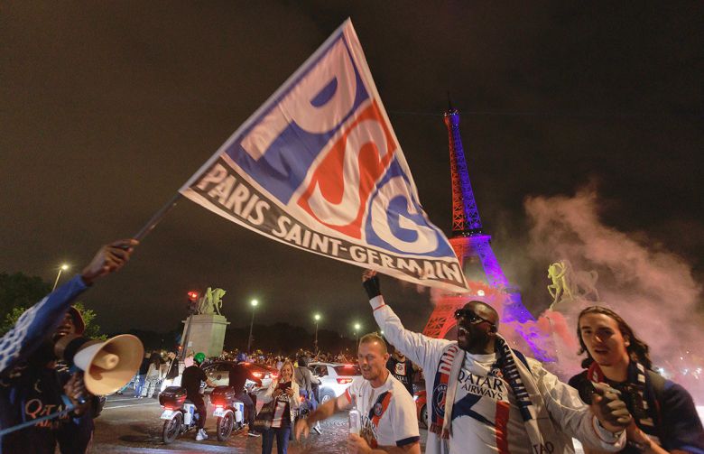 파리 생제르맹(PSG)이 인테르 밀란을 5대 0으로 완파하고 사상 첫 유럽축구연맹(UEFA) 챔피언스리그(UCL) 우승을 차지한 31일(현지시간), PSG의 상징색으로 물든 프랑스 파리 에펠탑에 모여든 시민들이 환호하고 있다. 2025.6.1 파리=뉴스1