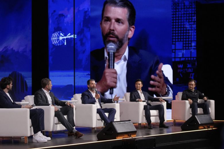 비트코인 2025에 대담자로 나선 에릭(왼쪽 두번째)과 트럼프 주니어(중앙). 라스베이거스=AP 뉴시스