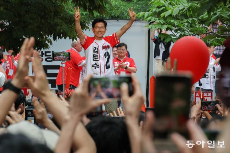 김문수 국민의힘 대선후보가 1일 서울 마포구 경의선 광장 인근에서 열린 집중유세에서 지지자들을 향해 인사하고 있다. 사진공동취재단/장승윤 tomato99@donga.com