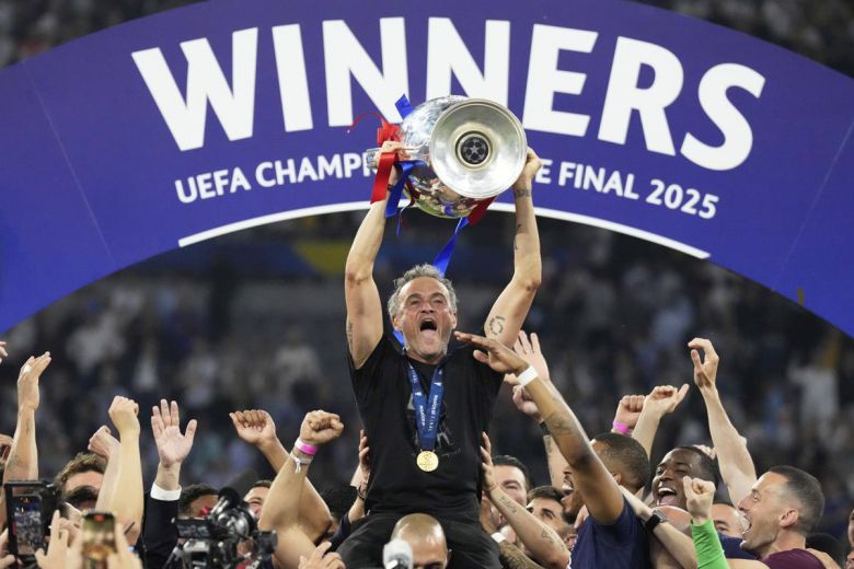 유럽축구연맹(UEFA) 챔피언스리그 우승 트로피인 ‘빅 이어’를 번쩍 들어 올리고 있는 루이스 엔리케 파리 생제르맹(PSG) 감독(가운데). 뮌헨=AP 뉴시스