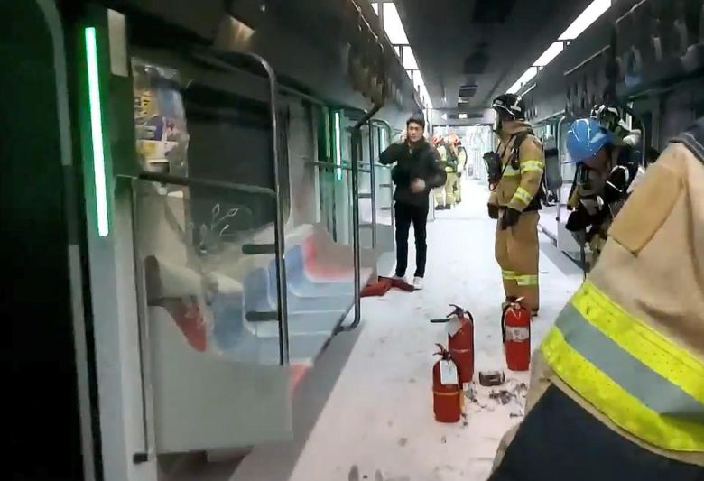 지난 31일 오전 서울 지하철 5호선 열차 방화 사고 발생 직후 객차 내부에 진입한 소방대원들이 잔불 정리와 상황 점검을 진행하고 있고 바닥에는 소화약제가 가득 뿌려져 있고, 소화기 여러 대가 놓여 있는 모습이 영등포소방서 제공 영상을 통해 공개됐다.  2025.06.01 영등포소방서 제공