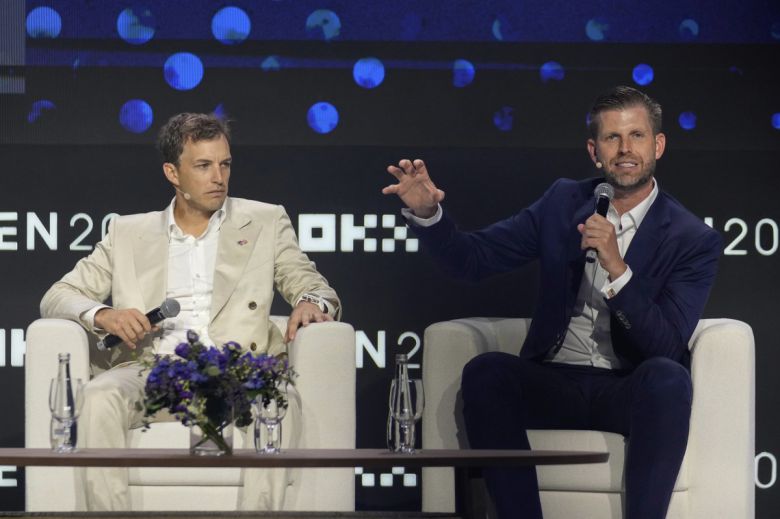 아랍에미리트(UAE) 두바이에서 열린 가상화폐 행사에 대담자로 나선 잭 윗코프(왼쪽)과 에릭 트럼프. 두바이=AP 뉴시스