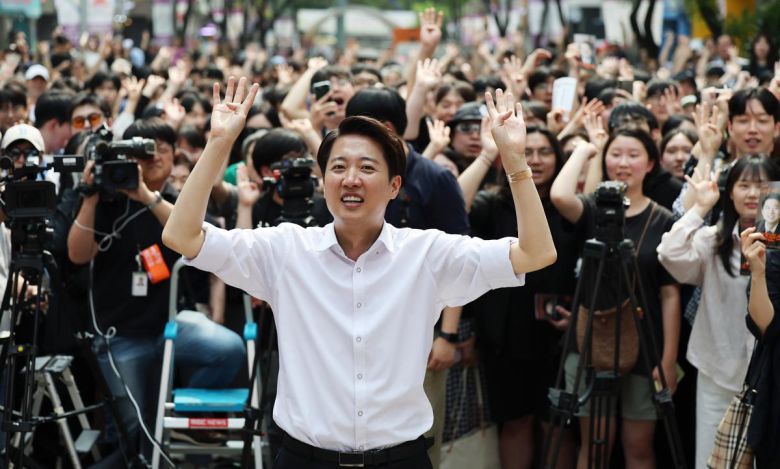 개혁신당 이준석 대통령 후보가 제21대 대통령 선거를 사흘 앞둔 5월 31일 오후 경기 안양시 평촌로데오거리에서 열린 유세에서 막판 지지를 호소하고 있다. 안양=뉴스1