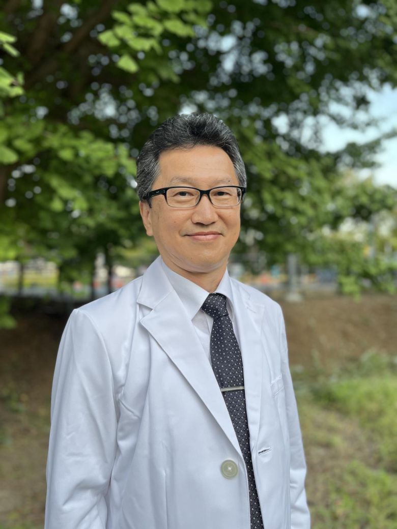 ‘직관의 폭발’ 저자 이와다테 야스오 히가시치바 메디컬센터장은 뇌세포 네트워크와 뇌종양 치료법 연구에 매진해온 일본의 뇌과학 권위자다.  그는 “AI시대에 데이터에만 의지한 의사결정은 한계가 있다”며 “뇌에 축적된 개인의 역사와 기억에서 비롯되는 직관을 키워야 한다”고 했다. 이와다테 야스오 센터장 제공