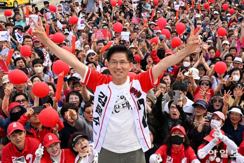 김문수 국민의힘 대선 후보가 1일 오후 서울 은평구 연신내역 앞에서 열린 선거유세에서 지지를 호소하고 있다. 사진공동취재단/장승윤 tomato99@donga.com
