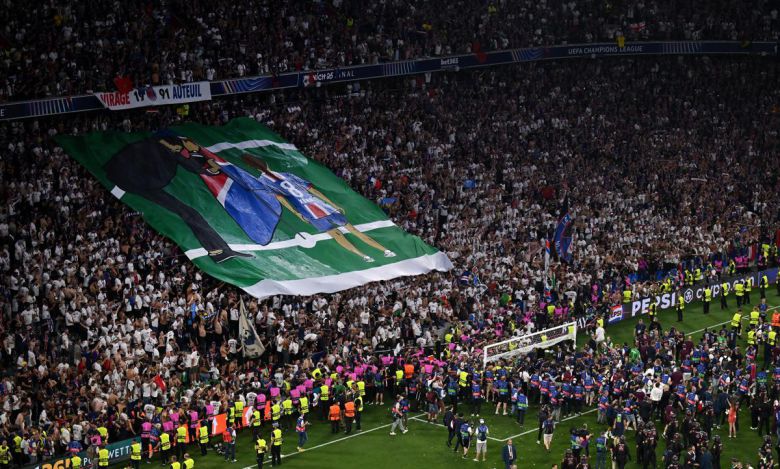 엔리케 감독 뭉클하게 만든 팬들의 선물 파리 생제르맹(PSG·프랑스)의 팬들이 1일 독일 뮌헨의 뮌헨 풋볼 아레나에서 루이스 엔리케 PSG 감독과 6년 전 세상을 떠난 엔리케 감독의 딸 사나의 모습이 그려진 천을 펼치고 있다. 팬들은 이날 PSG가 2024∼2025시즌 유럽축구연맹(UEFA) 챔피언스리그 결승전에서 인터 밀란(이탈리아)을 5-0으로 꺾고 정상에 오른 뒤 엔리케 감독의 딸 사나를 추모하는 의미에서 이런 천을 꺼내 들었다. 게티이미지코리아