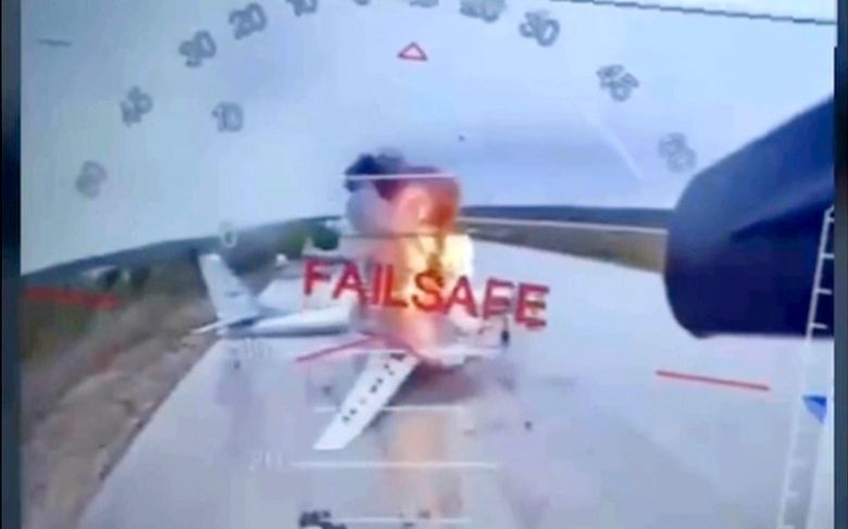 1일(현지 시간) 우크라이나 보안국(SBU)이 공개한 사진. 우크라이나 무인기(드론)이 러시아 공군기지에서 비행기를 타격하는 장면이 담겼다. AP 뉴시스