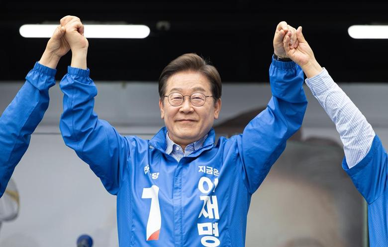 이재명 더불어민주당 대통령 후보가 2일 오후 경기도 하남시 스타필드 하남점 광장에서 열린 유세에 도착해 시민들에게 인사하고 있다. 뉴스1