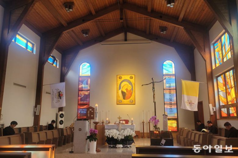 저녁기도 중인 아우구스띠노 수도회 수사들. 아우구스띠노 수도회는 공동체 생활을 중시하며, 성 아우구스띠노가(354~430) 쓴 수도 생활에 관한 규칙서는 서유럽에서 가장 오래된 것으로 다른 가톨릭 수도회 규칙의 초석이 됐다고 한다. 연천=이진구 기자 sys1201@donga.com