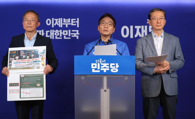 박선원 더불어민주당 내란잔당 선거공작저지단 단장이 1일 오후 서울 여의도 중앙당사에서 열린 기자회견에서 발언을 하고 있다. 선거공작저지단은 “리박스쿨의 배후를 밝혀 사이버내란의 진실을 규명해야한다”고 밝혔다. 2025.06.01. 뉴시스