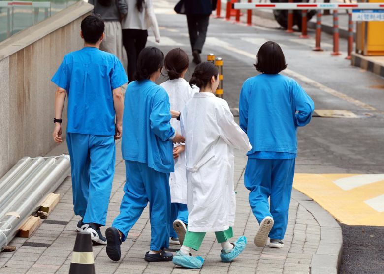 20일 서울 시내 한 대학병원에서 의료진들이 발걸음을 옮기고 있다. 2025.5.20/뉴스1