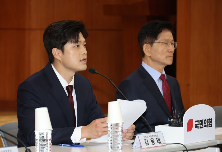 김용태 국민의힘 비상대책위원장(왼쪽), 국민의힘 김문수 대선 후보. 2025.05.22. 뉴시스