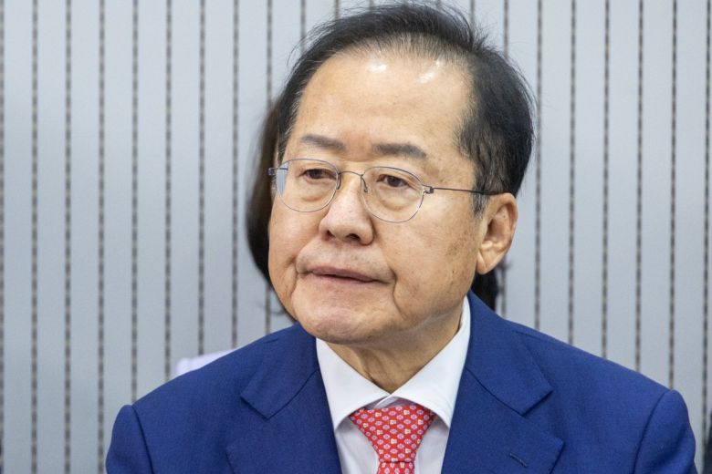 제21대 대통령후보자 국민의힘 3차 경선 진출자를 발표하는 29일 오후 서울 여의도 국민의힘 중앙당사에서 홍준표 후보가 결과를 기다리고 있다. 2025.4.29. 뉴스1