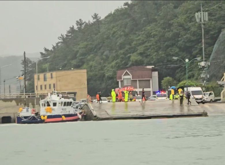 목포해경이 2일 진도군 진도항에서 일가족이 탑승한 채 바다로 추락한 차량을 수색하고 있다. 목포해경 제공