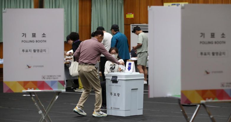 제21대 대통령 선거일인 3일 부산 동래구 내성초등학교 참빛관체육관에 마련된 복산동 제2투표소에서 유권자들이 투표를 하고 있다. 2025.6.3 뉴스1