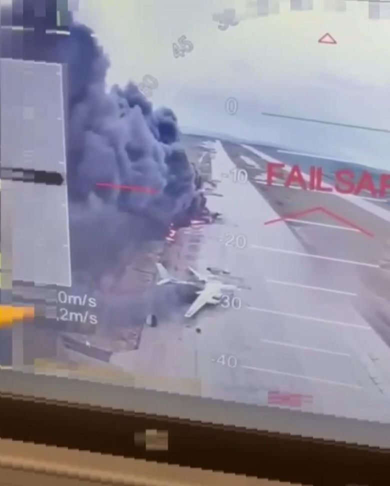 작전 세우는 우크라, 불타는 러 군용기 우크라이나 보안국(SBU)이 1일 공개한 사진에서 바실 말류크 SBU 국장이 무인기로 러시아 본토를 공격하기 전 주요 목표물인 러시아 전략폭격기의 기종과 배치도를 살펴보고 있다(위쪽 사진). 우크라이나의 드론 공격을 받아 활주로에서 불타는 러시아 군용 항공기. SBU는 러시아 본토 5곳의 공군기지를 공습해 최소 70억 달러(약 9조6600억 원)의 피해를 입혔다고 밝혔다. 사진 출처 SBU 페이스북