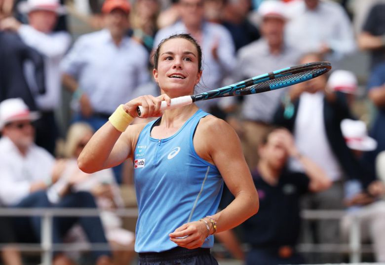 로이스 보아송이 2일(현지 시간) 프랑스 파리 롤랑가로스 스타디움에서 열린 프랑스오픈 여자 단식 4회전에서 제시카 페굴라를 꺾은 뒤 미소 짔고 있다. 세계랭킹 361위인 보아송은 1985년 이후 40년 만에 이 대회 8강전에 진출한 가장 세계 랭킹이 낮은 선수가 됐다. 파리=신화 뉴시스