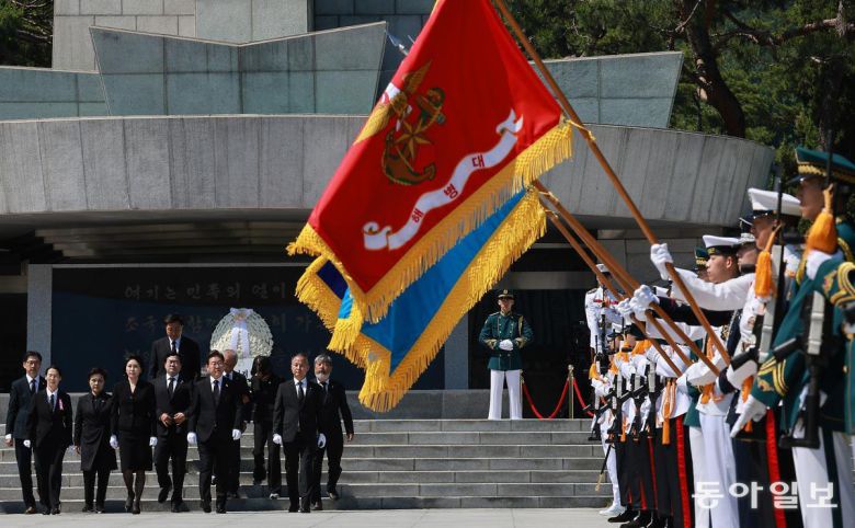 이재명 대통령이 4일 오전 부인 김혜경 여사, 더불어민주당 의원 및 선거캠프 관계자들과 함께 동작구 국립서울현충원 현충탑 참배를 마친 뒤 계단을 내려오고 있다. 대통령실사진기자단 송은석 기자 silverstone@donga.com