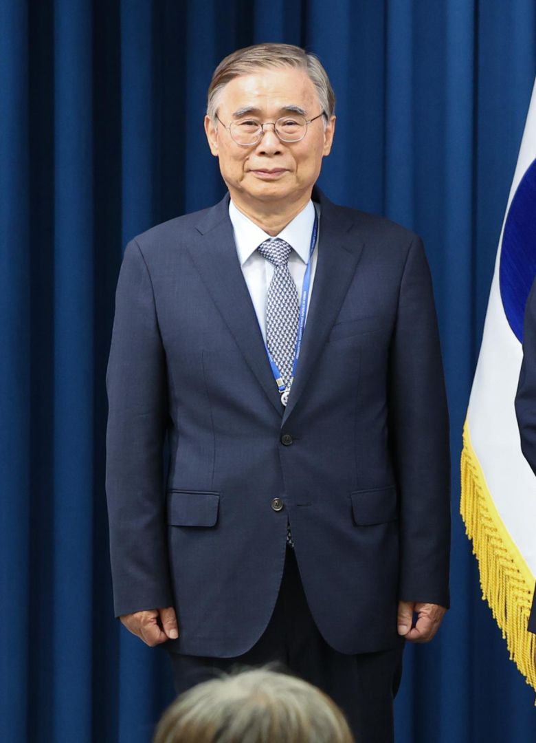 이재명 정부 첫 국가정보원장 후보자로 임명된 이종석 전 통일부 장관이 4일 서울 용산구 대통령실 청사 브리핑룸에서 열린 인선 발표에 참석해 있다. 2025.6.4. 뉴스1