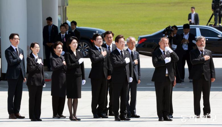 이재명 대통령과 김혜경 여사가 4일 서울 동작구 국립서울현충원에서 더불어민주당 선대위 지도부와 함께 현충탑 참배를 위해 이동 중 국기에 경례하고 있다. 대통령실사진기자단 송은석 기자 silverstone@donga.com