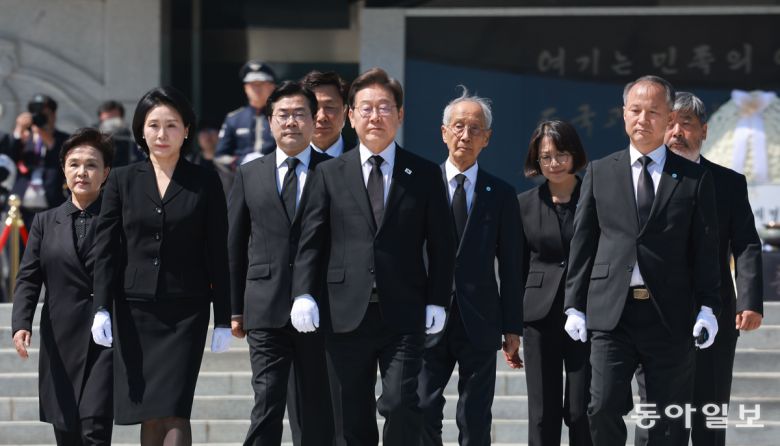 이재명 대통령과 김혜경 여사가 4일 서울 동작구 국립서울현충원에서 더불어민주당 선대위 지도부와 함께 현충탑 참배 마친 뒤 이동하고 있다. 대통령실사진기자단 송은석 기자 silverstone@donga.com