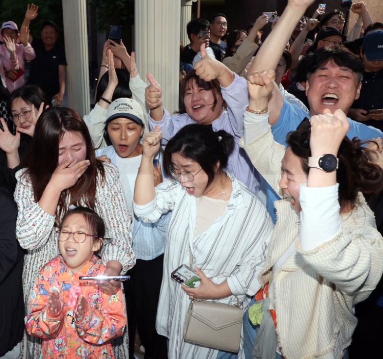 인천 계양 주민들 환호 같은 시간 이 대통령의 자택이 있는 인천 계양구 아파트 주민들도 환호하고 있다. 인천=뉴시스