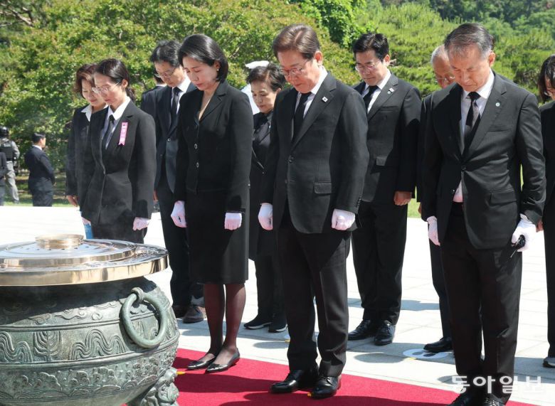 이재명 대통령과 김혜경 여사가 4일 서울 동작구 국립서울현충원에서 현충탑에 참배하고 있다. 대통령실사진기자단 송은석 기자 silverstone@donga.com