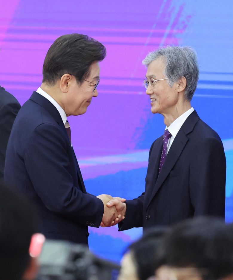 이재명 대통령이 4일 서울 여의도 국회 로텐더홀에서 열린 제21대 대통령 취임선서식을 마친 뒤 조희대 대법원장과 인사하고 있다. 2025.06.04. 서울=뉴시스