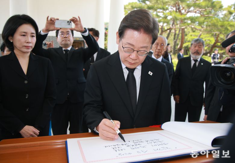 이재명 대통령이 4일 오전 동작구 국립서울현충원에서 참배를 마친 뒤 방명록을 작성하고 있다. 대통령실사진기자단 송은석 기자 silverstone@donga.com