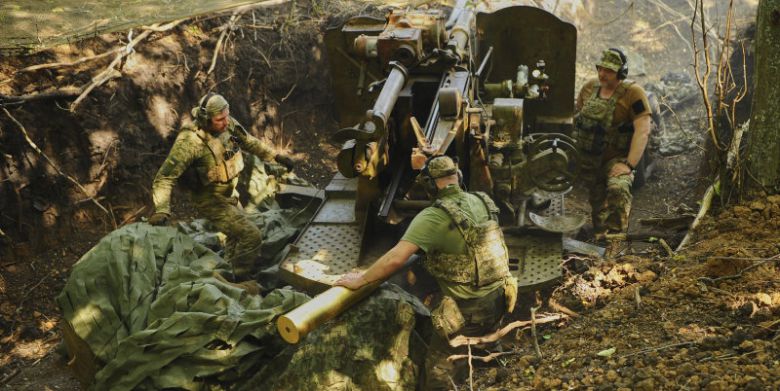 2일 우크라이나 하르키우 전선에서 우크라이나군이 러시아군 진지를 향해 포격을 가하고 있다. 이날 우크라이나와 러시아가 튀르키예 이스탄불 츠라안 궁전에서 2차 휴전 협상을 진행했으나 러시아 측에서 우크라이나와 서구권이 요구하는 조건 없는 휴전 제안을 거부했고 25세 미만 포로에 대한 교환 등 제한된 범위에서 합의가 이뤄졌다. 하르키우=AP 뉴시스