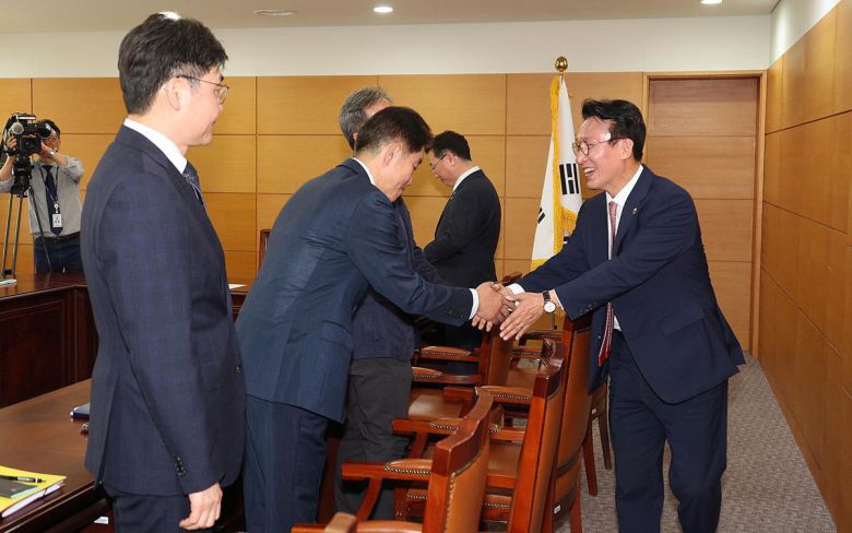 김민석 국무총리 후보자가 5일 오전 서울 종로구 통의동 금융감독원 연수원에 마련된 인사청문회 준비 사무실에서 열린 간부들과의 회의에서 인사를 나누고 있다. 2025.6.5/뉴스1