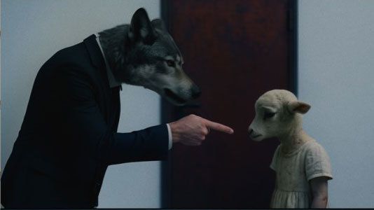 사람이 반인반수 캐릭터로 단편영화 ‘더 롱 비지터’ 제작 과정. 위쪽 사진처럼 남성의 모습을 스마트폰으로 찍은 뒤 AI를 활용해 아래쪽 사진처럼 ‘반인반수’ 캐릭터로 만들었다. 현해리 감독 제공