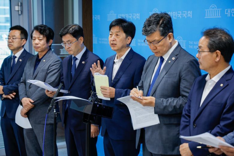 오기형 더불어민주당 대한민국 주식시장 활성화 TF 단장을 비롯한 의원들이 5일 서울 여의도 국회 소통관에서 상법 개정안 재추진 관련 기자회견을 한 뒤 취재진 질문에 답하고 있다. 뉴스1