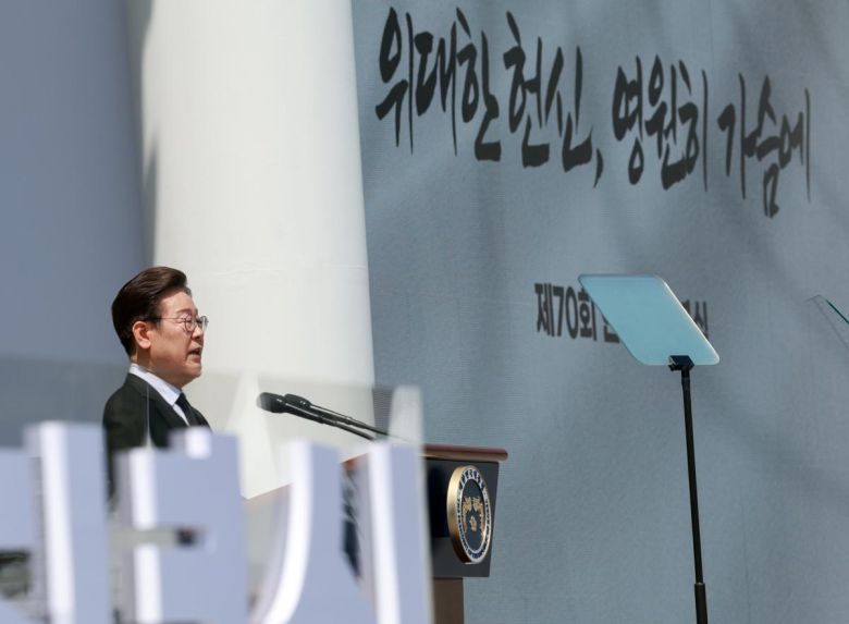 이재명 대통령이 6일 서울 동작구 국립서울현충원에서 열린 제70회 현충일 추념식에서 추념사를 하고 있다. 뉴시스