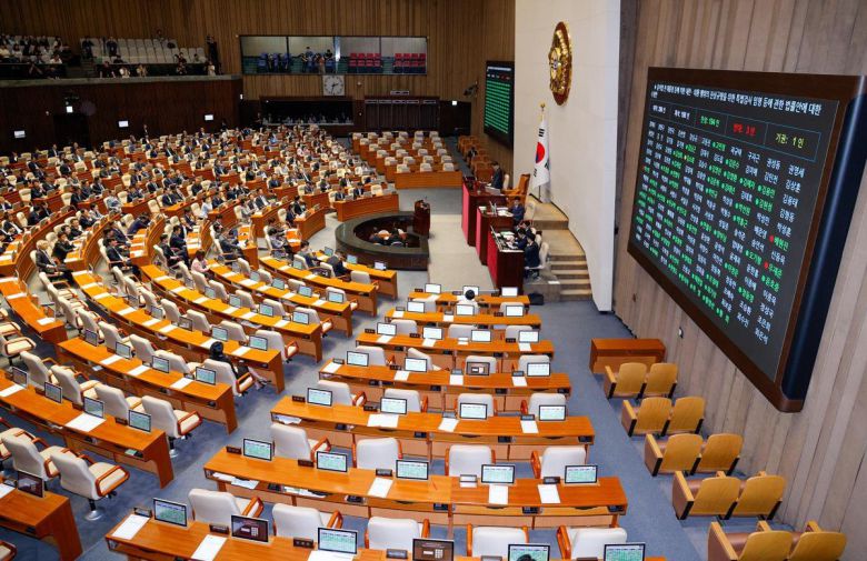 5일 오후 서울 여의도 국회 본회의에서 김재섭, 한지아, 안철수, 김예지, 조경태 국민의힘 의원이 내란 특검법(윤석열 전 대통령 등에 의한 내란·외환 행위의 진상규명을 위한 특별검사 임명 등에 관한 법률안) 찬성 표결을 하고 있다. 이 법안은 재적 296인, 재석 198인, 찬성 194인, 반대 3인, 기권 1인으로 통과됐다. 2025.6.5/뉴스1