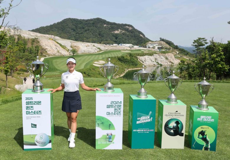 박민지가 한국여자프로골프(KLPGA)투어 셀트리온 퀸즈 마스터즈 개막을 하루 앞둔 5일 강원 원주시 성문안 컨트리클럽에서 그동안 자신이 수확한 지난 4개 대회 우승컵과 올해 대회 우승 트로피 사이에서 미소 짓고 있다. KLPGA투어 제공