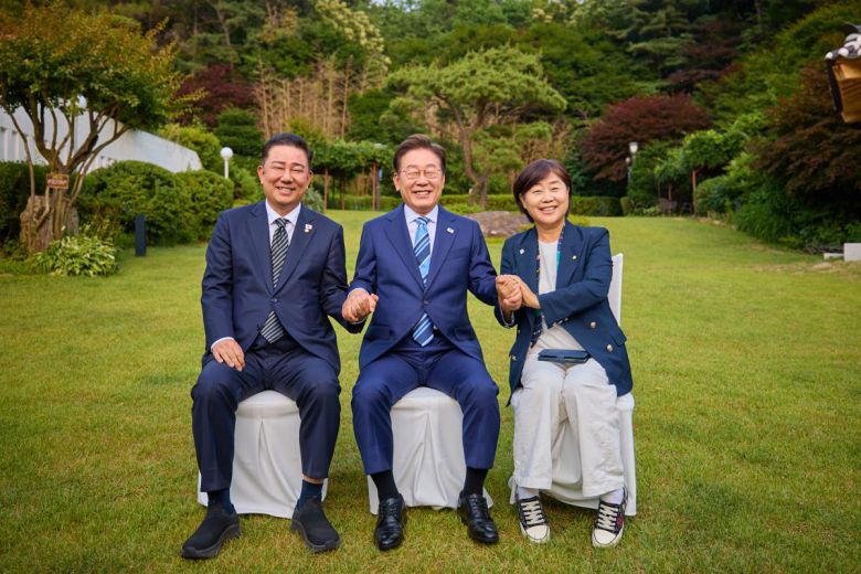 이재명 대통령이 7일 오후 서울 한남동 관저에서 더불어민주당 지도부 의원들과 만찬을 갖기 전 원내대표직에 도전하는 의원들과 기념사진을 촬영하고 있다. 이 대통령 왼쪽은 김병기 의원, 오른 쪽은 서영교 의원. 대통령실 제공