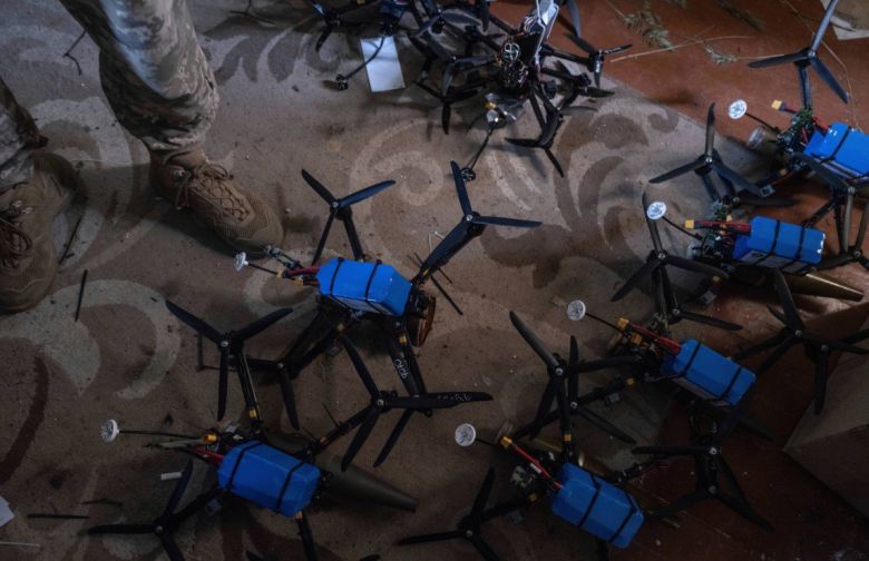 우크라이나군의 FPV 드론이 폭탄물을 실은 채 발사 준비 중이다. AP 뉴시스