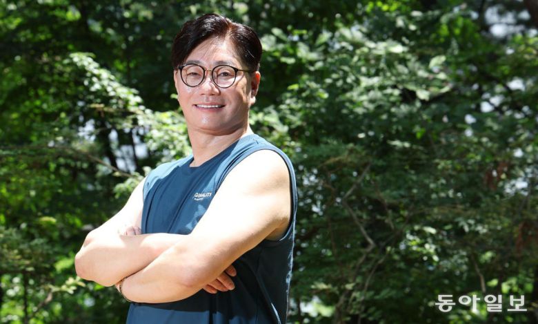 송준섭 강남제이에스병원 원장이 서울 강남구 도곡동 싸리고개공원에서 포즈를 취했다. 신원건 기자 laputa@donga.com