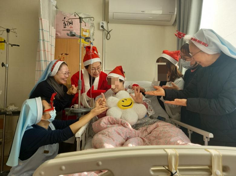 어느 해 크리스마스 즈음, 산타클로스 복장을 한 박희원 진료원장과 수녀들이 환자 방에 들러 깜짝 이벤트를 열었다. 갈바리의원 제공