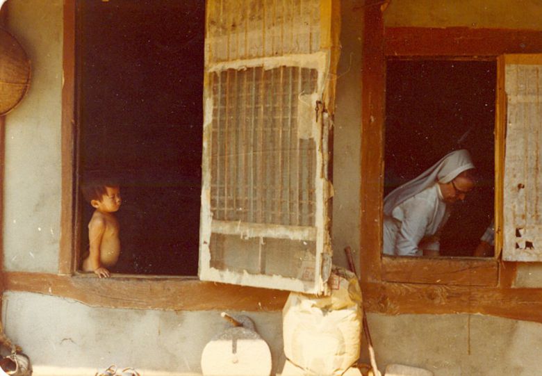 초창기 갈바리의원은 호주에서 파견 나온 수녀와 의사가 운영했다. 이들은 1965년 갈바리의원 건물이 완공되기 전부터 가가호호 방문해 진료하거나, 사비로 여관을 빌려 노숙자와 가난한 사람들을 돌보기도 했다. 갈바리의원 제공