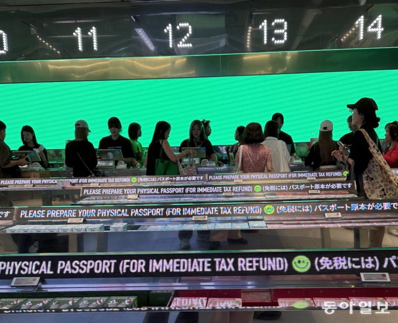서울 명동에 위치한 올리브영 글로벌 특화매장 모습. 택스 리펀드를 위해 여권을 준비하라는 안내가 나오고 있다. 장은지 기자 jej@donga.com