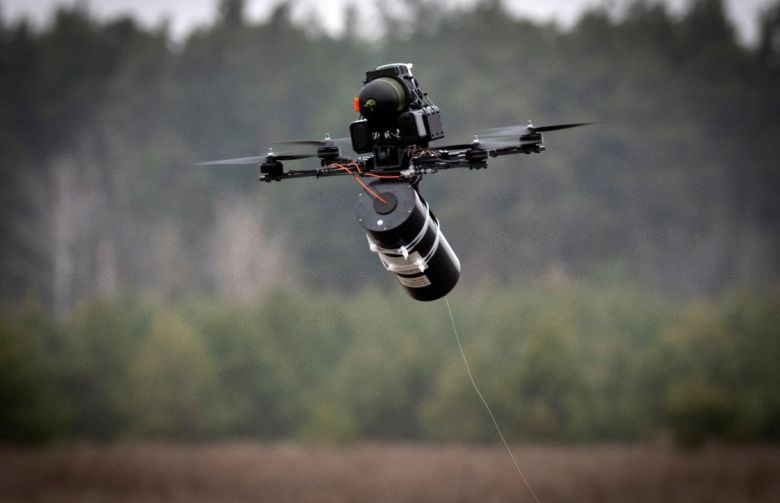 1월 29일 우크라이나산 FPV 광섬유 드론이 비행하고 있다. 광섬유 통신선을 매단 채 날아가는 광섬유 드론은 2024년 러시아군이 전투에 도입했고, 이제 우크라이나군도 자체 광섬유 드론을 생산한다. 광섬유 드론은 방해전파를 무력화할 수 있지만, 광섬유 무게 탓에 멀리 보내기가 쉽지 않다. AP 뉴시스