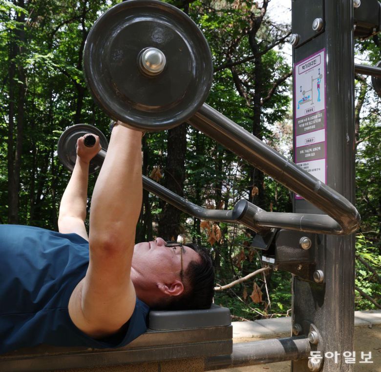 송준섭 강남제이에스병원 원장이 서울 강남구 도곡동 싸리고개공원에서 벤치프레스를 하고 있다. 신원건 기자 laputa@donga.com