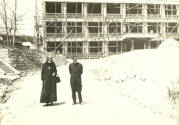 1965년 3월 개원을 앞두고 건축중인 갈바리 의원. 60년 뒤 모습과 크게 다르지 않다. 개원 당시 호주에서 파견된 마리아의 작은 자매회 수녀 4명과 호주인 자원봉사 의사 1명, 직원 22명이 힘을 합쳐 개원했다. 갈바리의원 제공