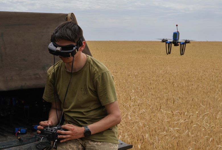 2024년 6월 14일, 65여단 소속 우크라이나 군인이 우크라이나 자포리지아 지역 최전선에서 드론을 조종하고 있다. AP 뉴시스