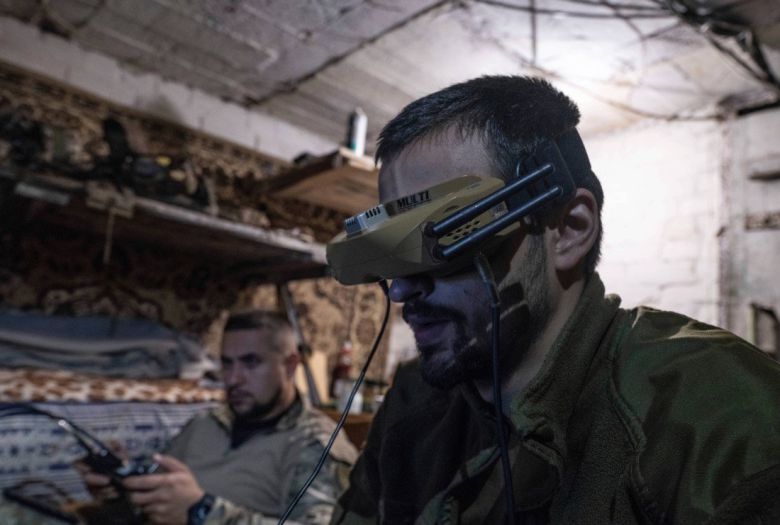 우크라이나 병사가 5월 23일 한 벙커에서 FPV 드론을 조종해 러시아 진지를 공격하고 있다. 우크라이나군이 언론에 제공한 사진이다. AP 뉴시스