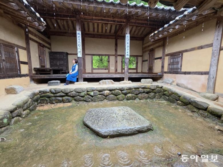 경북 영주 선비촌의 인동 장 씨 종가 사랑채 안마당에 있는 떡판 돌.