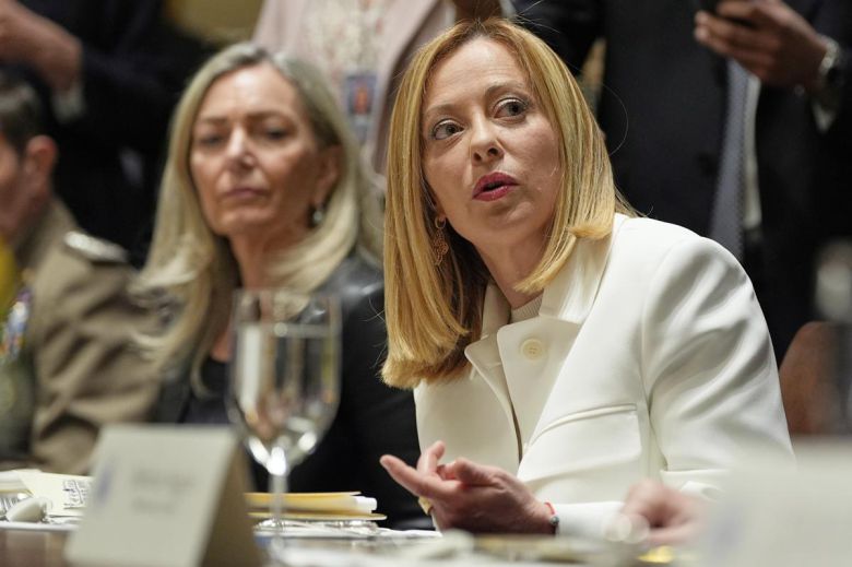 오찬 도중 영어로 “이탈리아가 국방비를 증액하고 있다”고 언급하는 멜로니 총리. 워싱턴=AP 뉴시스